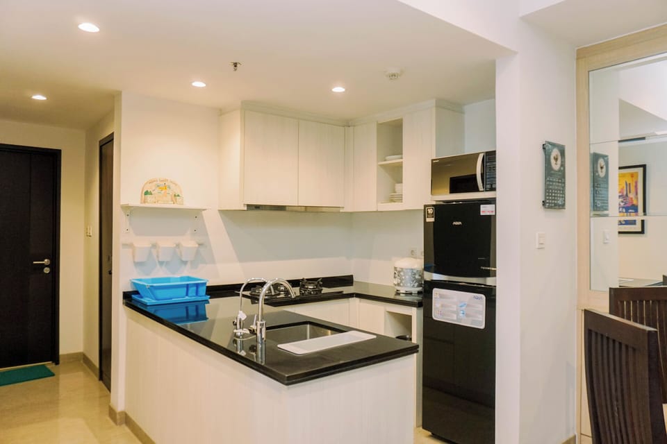 Deluxe Apartment | Private kitchen | Fridge, microwave, stovetop, rice cooker