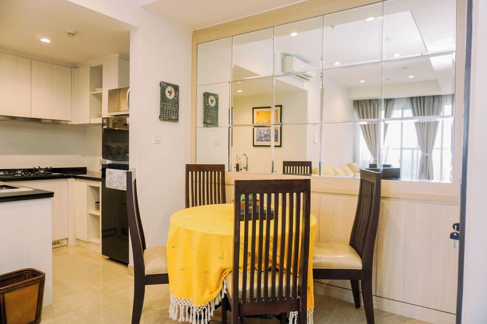 Deluxe Apartment | Dining room