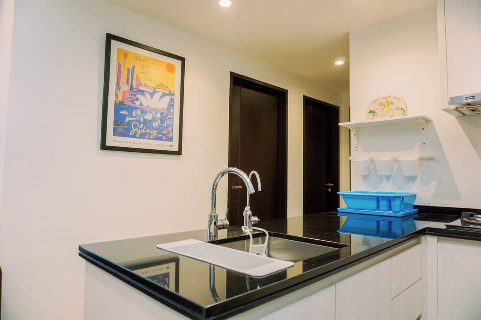 Deluxe Apartment | Private kitchen | Fridge, microwave, stovetop, rice cooker