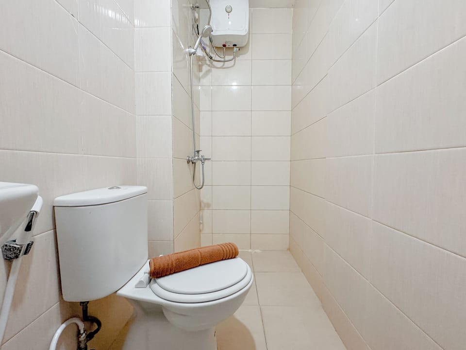 Deluxe Studio | Bathroom | Shower, free toiletries, towels, soap