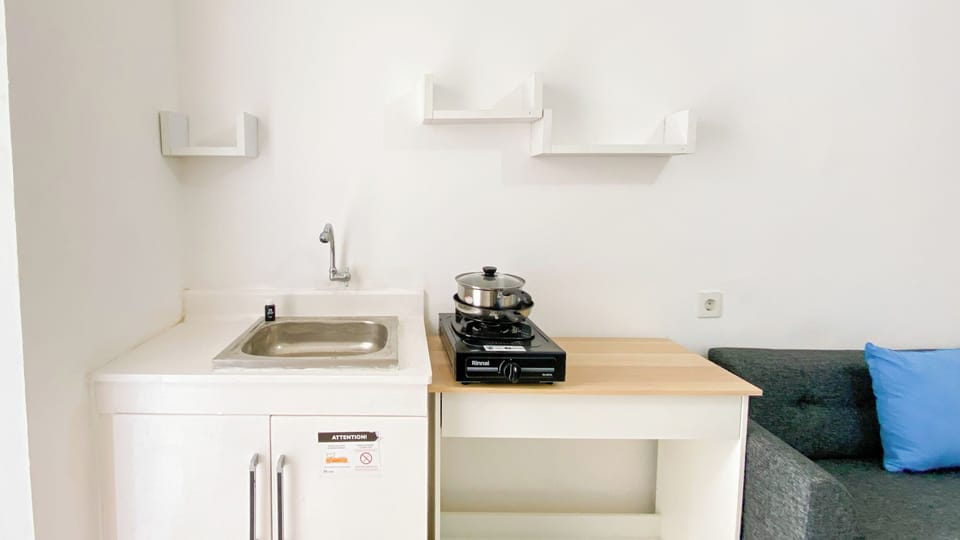 Deluxe Apartment | Private kitchen | Fridge, stovetop, rice cooker, dining tables