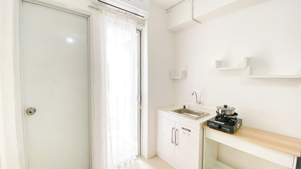 Deluxe Apartment | Private kitchen | Fridge, stovetop, rice cooker, dining tables