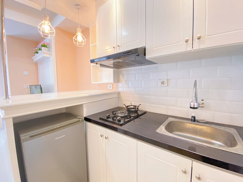 Deluxe Apartment | Private kitchen | Fridge, stovetop, rice cooker, dining tables