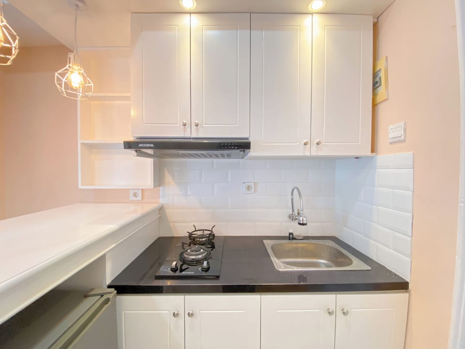 Deluxe Apartment | Private kitchen | Fridge, stovetop, rice cooker, dining tables