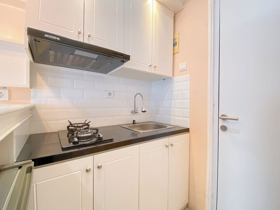 Deluxe Apartment | Private kitchen | Fridge, stovetop, rice cooker, dining tables