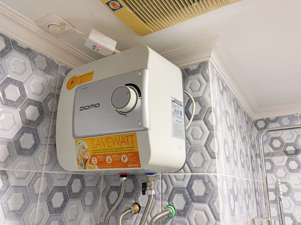 Deluxe Apartment | Bathroom | Shower, free toiletries, towels, soap