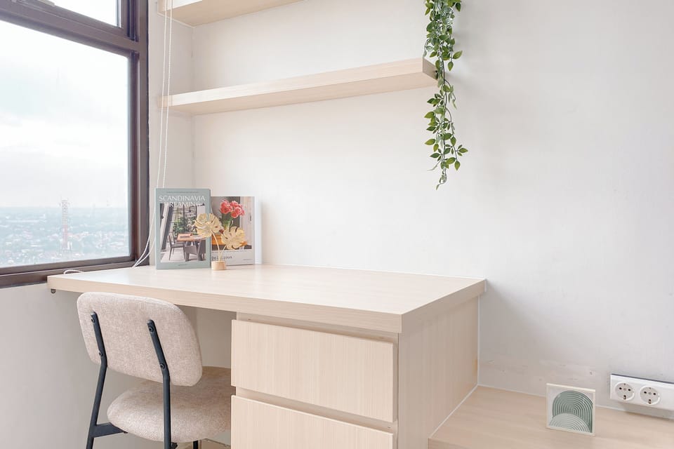 Deluxe Studio | Desk