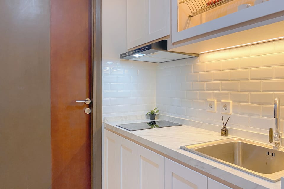 Deluxe Apartment | Private kitchen | Fridge, stovetop, rice cooker, dining tables