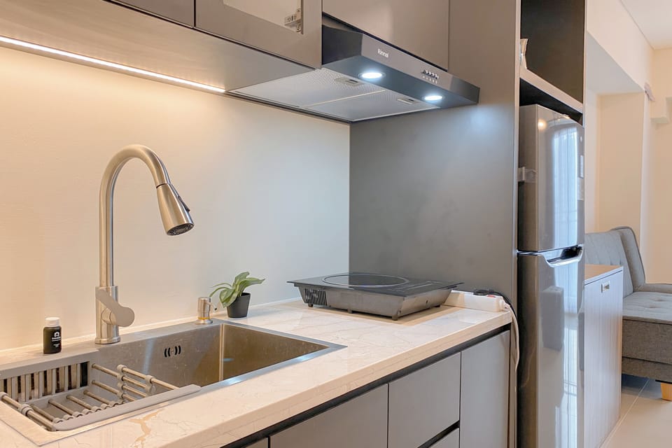 Deluxe Apartment | Private kitchen | Fridge, stovetop, rice cooker