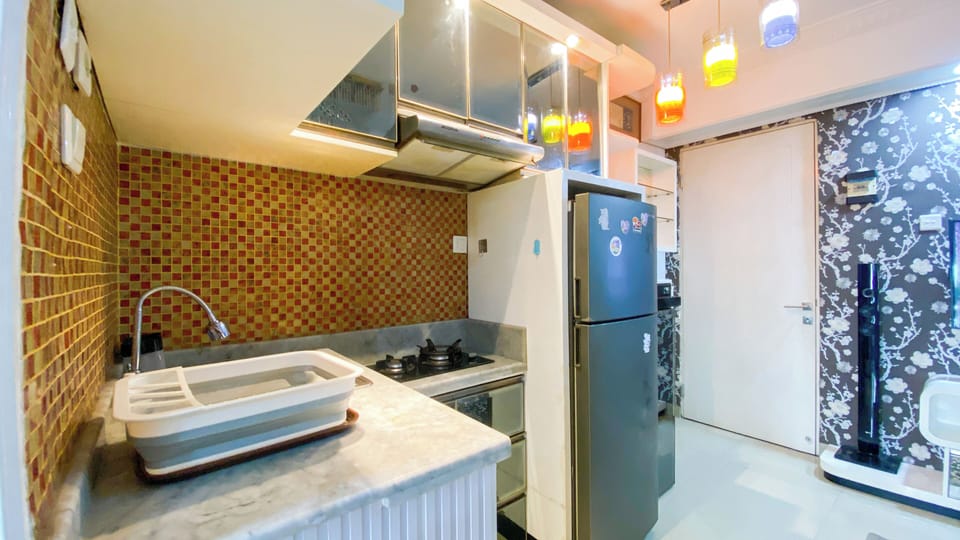 Deluxe Apartment | Private kitchen | Fridge, microwave, stovetop, rice cooker