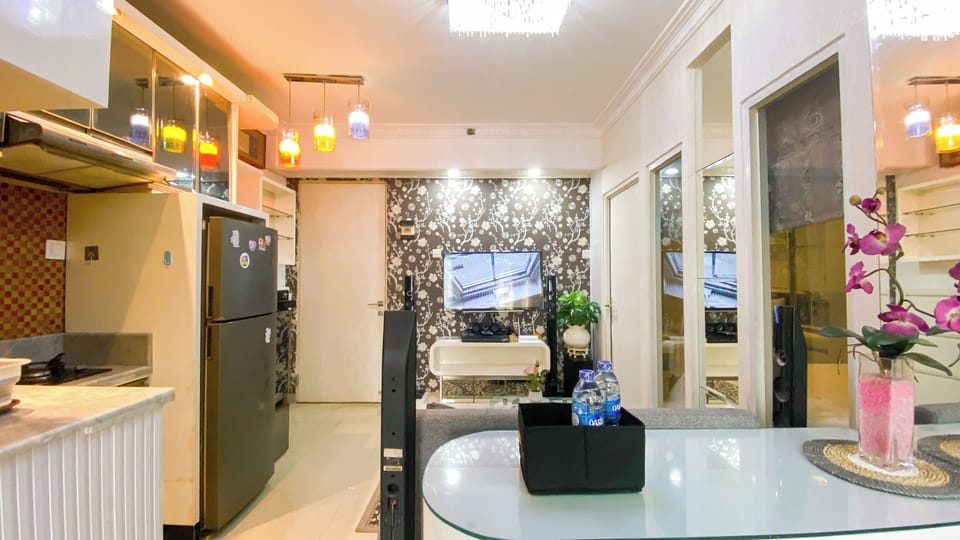 Deluxe Apartment | Private kitchen | Fridge, microwave, stovetop, rice cooker