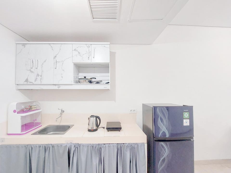 Deluxe Apartment | Private kitchen | Fridge, stovetop, rice cooker, dining table