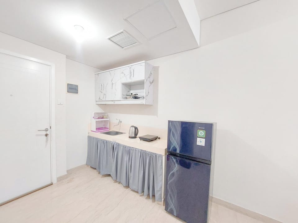 Deluxe Apartment | Private kitchen | Fridge, stovetop, rice cooker, dining table