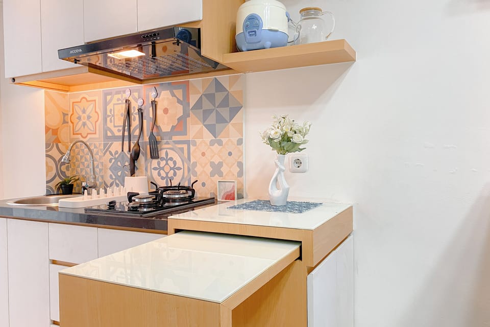 Deluxe Studio | Private kitchen | Fridge, stovetop, rice cooker, dining tables