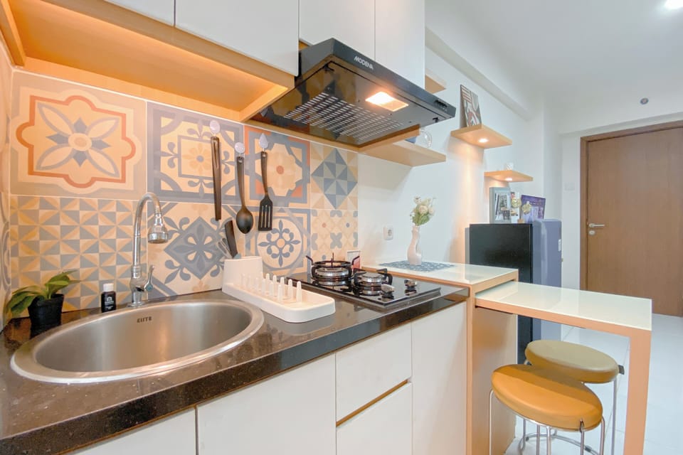 Deluxe Studio | Private kitchen | Fridge, stovetop, rice cooker, dining tables