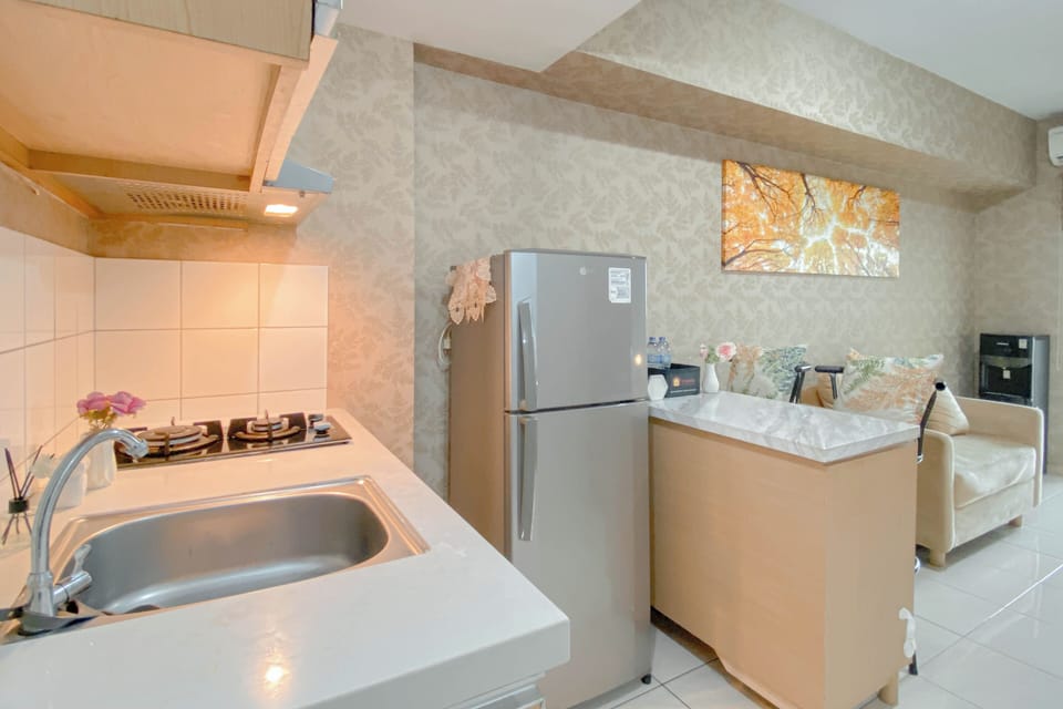 Deluxe Apartment | Private kitchen | Fridge, microwave, stovetop, rice cooker