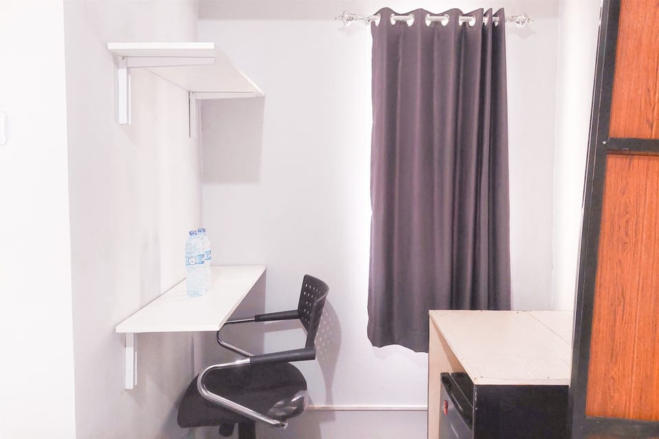 Deluxe Studio | Desk