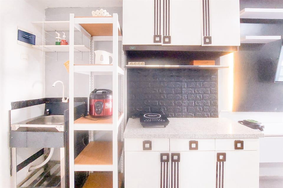 Deluxe Studio | Private kitchen | Mini-fridge, stovetop, electric kettle, rice cooker