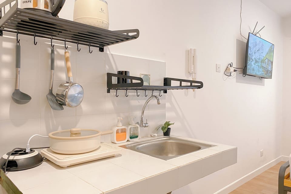 Deluxe Studio | Private kitchen | Fridge, stovetop, rice cooker