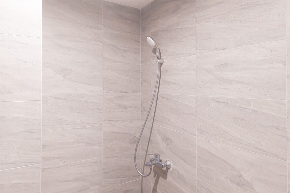 Deluxe Studio | Bathroom | Shower, free toiletries, towels, soap