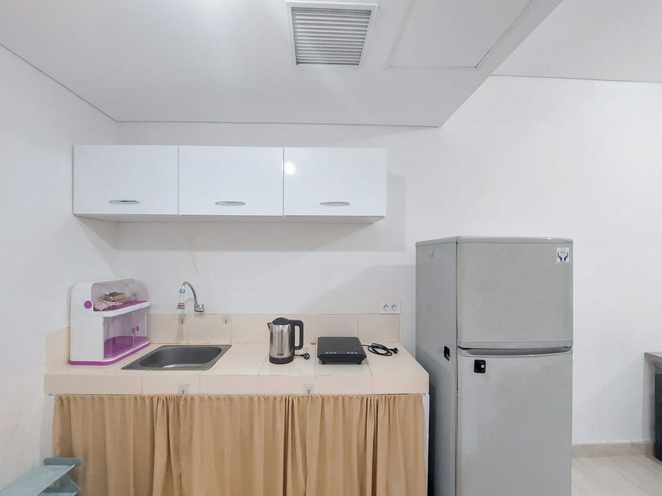 Deluxe Apartment | Private kitchen | Fridge, stovetop, rice cooker, dining table