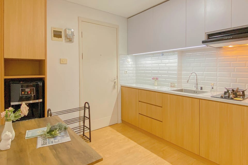 Deluxe Apartment | Private kitchen | Fridge, stovetop, rice cooker, dining tables