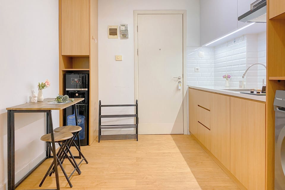 Deluxe Apartment | Private kitchen | Fridge, stovetop, rice cooker, dining tables