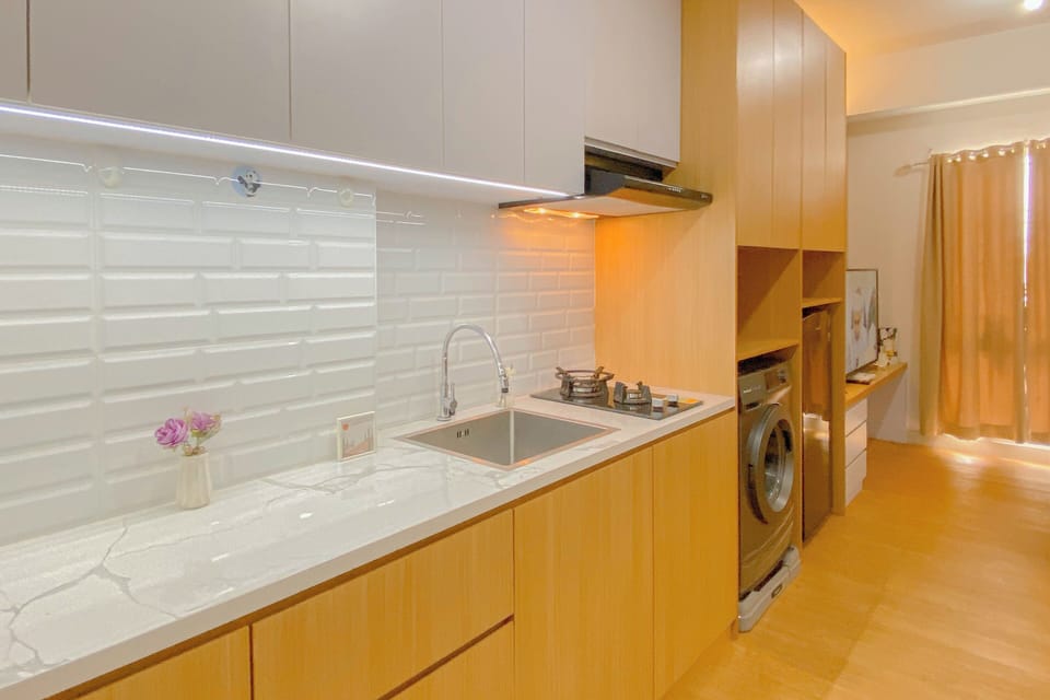 Deluxe Apartment | Private kitchen | Fridge, stovetop, rice cooker, dining tables
