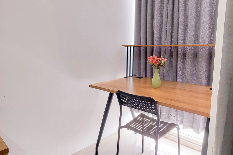 Deluxe Studio | Desk