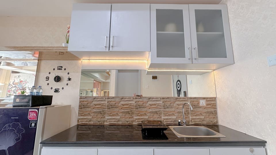 Deluxe Studio | Private kitchen | Fridge, stovetop, rice cooker, dining tables