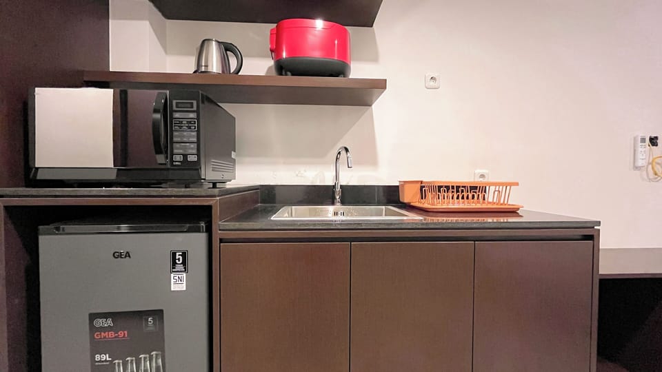Deluxe Studio | Private kitchen | Mini-fridge, microwave, rice cooker