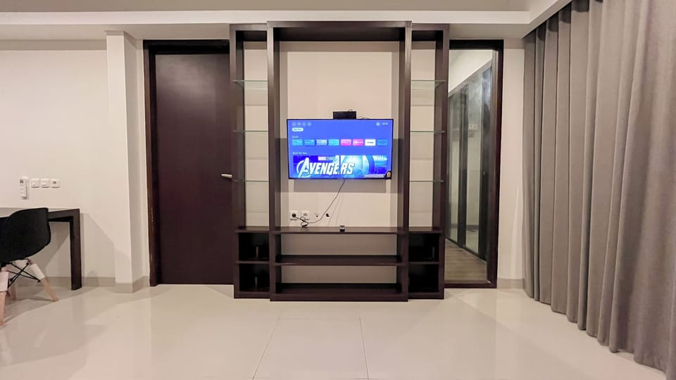 Deluxe Apartment | Living area | Flat-screen TV