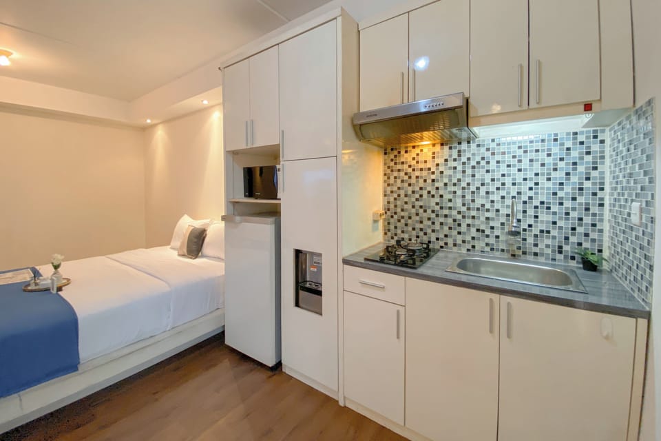 Deluxe Studio | Private kitchen | Fridge, microwave, stovetop, rice cooker