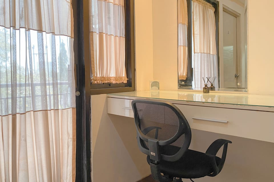 Deluxe Studio | Desk