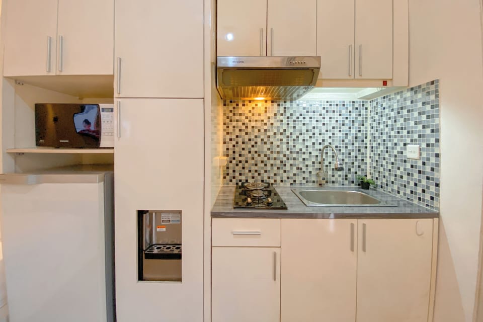 Deluxe Studio | Private kitchen | Fridge, microwave, stovetop, rice cooker