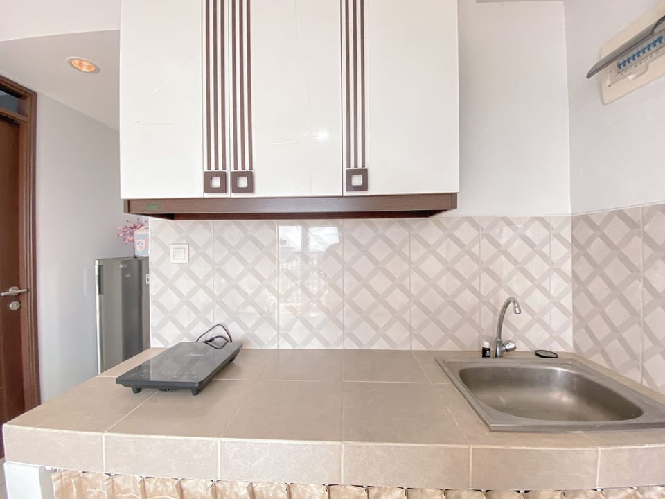 Deluxe Apartment | Private kitchen | Fridge, stovetop, rice cooker, dining tables