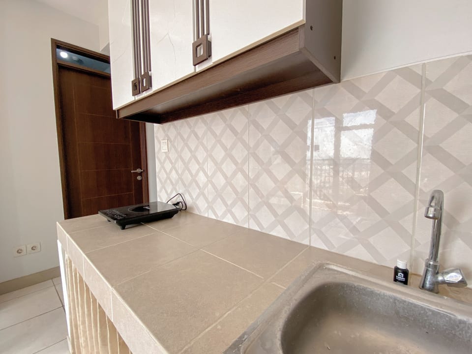 Deluxe Apartment | Private kitchen | Fridge, stovetop, rice cooker, dining tables