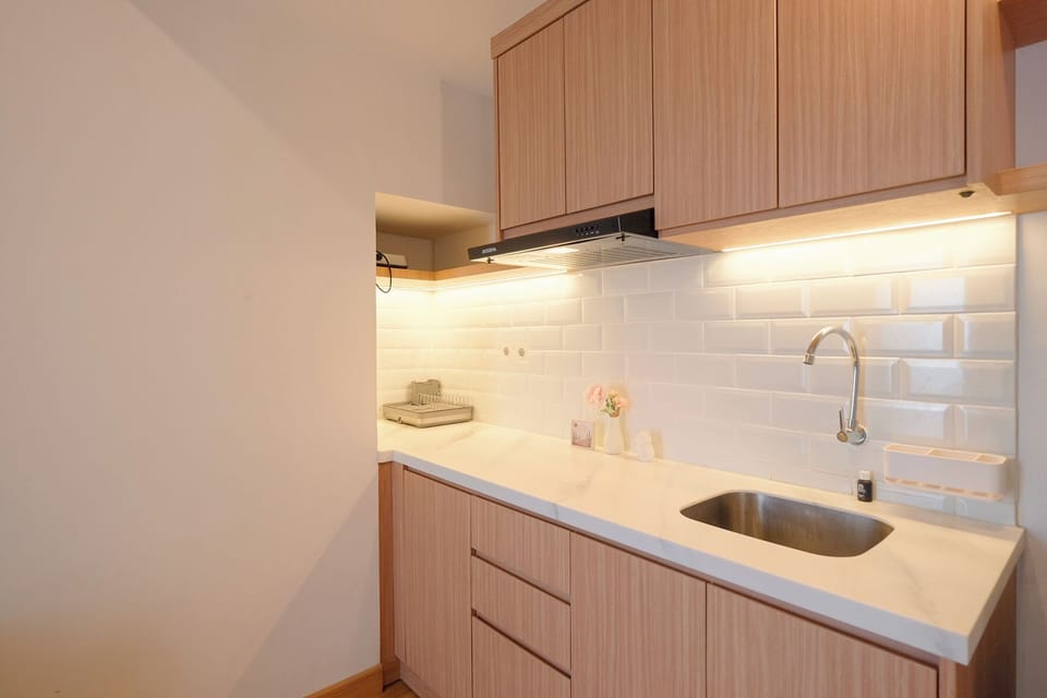 Deluxe Apartment | Private kitchen | Fridge, stovetop, rice cooker