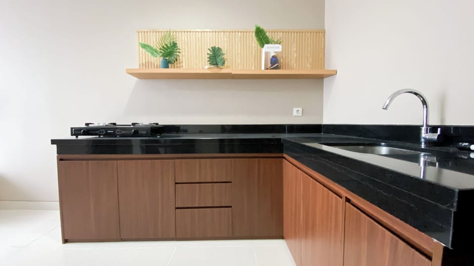 Deluxe Apartment | Private kitchen | Fridge, stovetop, rice cooker, dining tables
