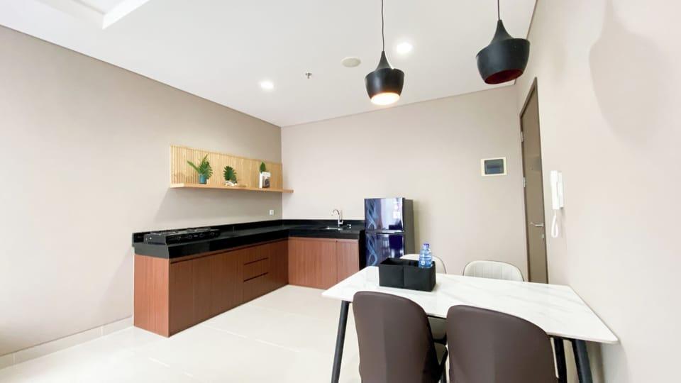 Deluxe Apartment | Private kitchen | Fridge, stovetop, rice cooker, dining tables