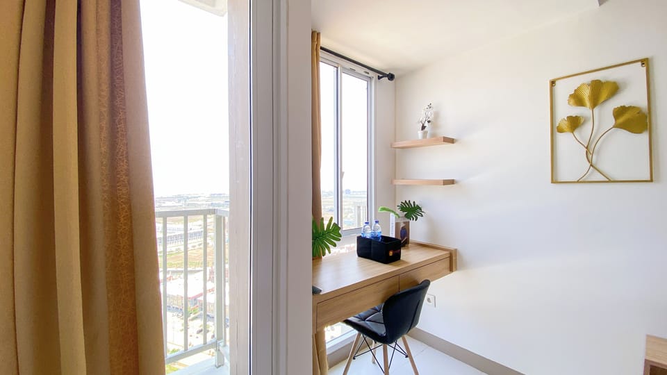 Deluxe Studio | Desk