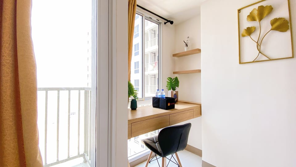 Deluxe Studio | Desk