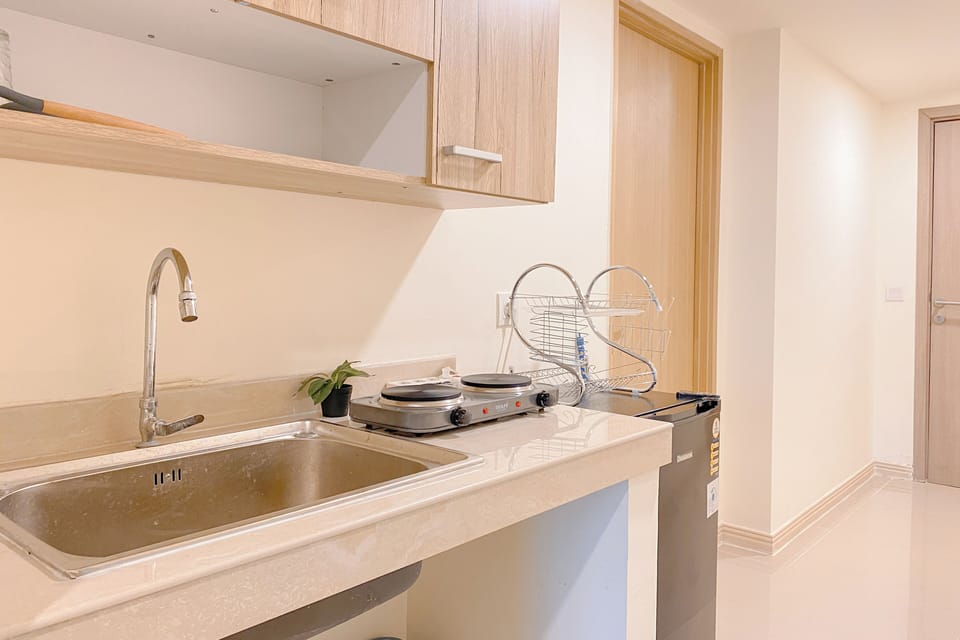 Deluxe Apartment | Private kitchen | Fridge, stovetop, rice cooker, dining tables