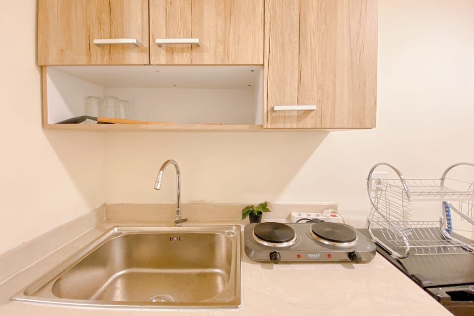 Deluxe Apartment | Private kitchen | Fridge, stovetop, rice cooker, dining tables