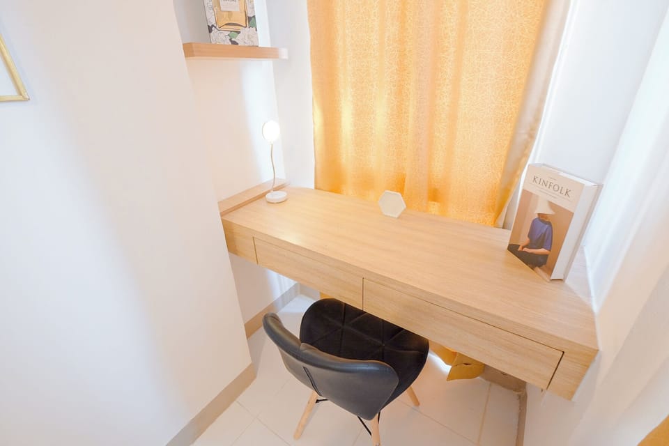Deluxe Studio | Desk