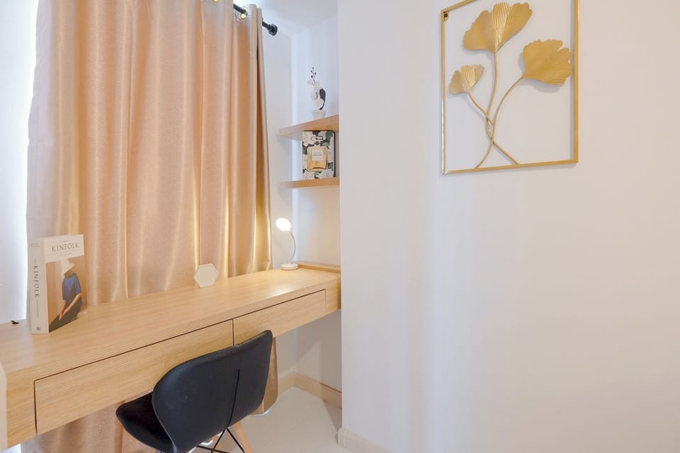 Deluxe Studio | Desk