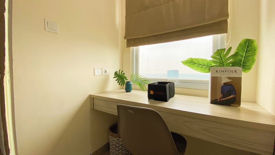 Deluxe Studio | Desk