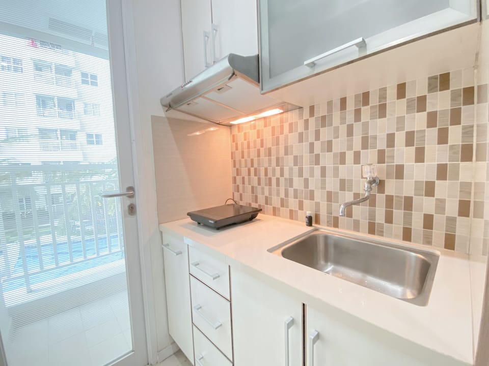 Deluxe Apartment | Private kitchen | Fridge, stovetop, rice cooker