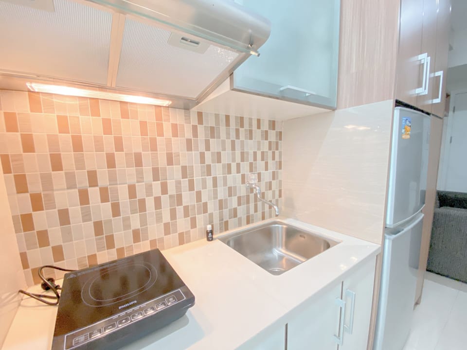 Deluxe Apartment | Private kitchen | Fridge, stovetop, rice cooker