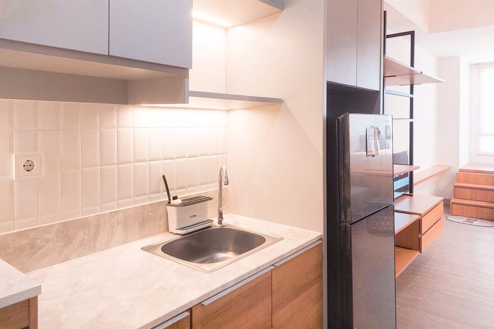 Deluxe Studio | Private kitchen | Fridge, stovetop, rice cooker, dining tables